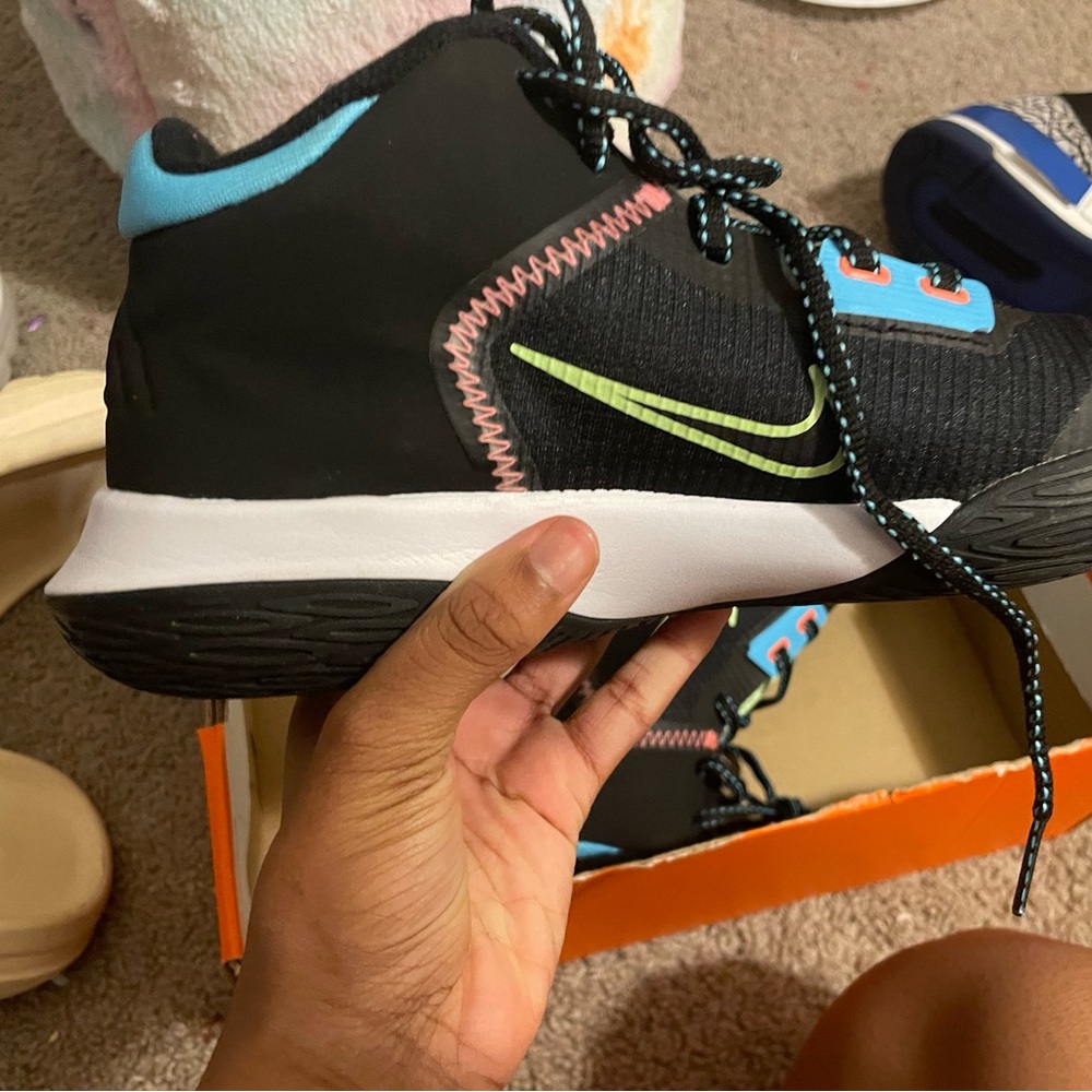 Kyrie flytrap IV - Picture 3 of 4